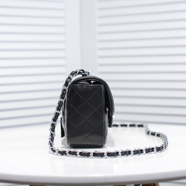 シャネルバッグ背面デザイン